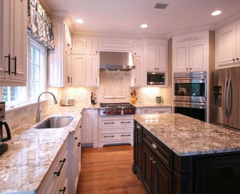 kitchen,island,decorative details,two toned cabinets,traditional,ideas