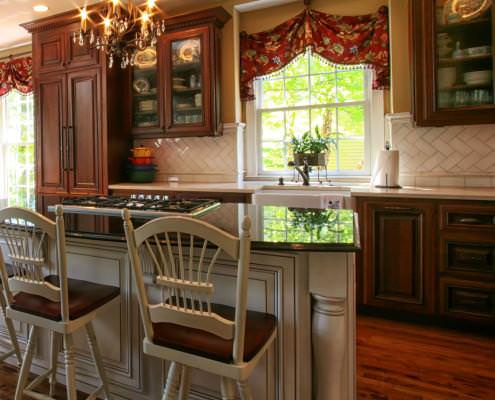 custom cabinetry, traditional style, kitchen,island,glass cabinet doors,decorative details,two toned cabinets,ideas