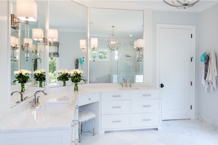 bathroom with windows and flowers