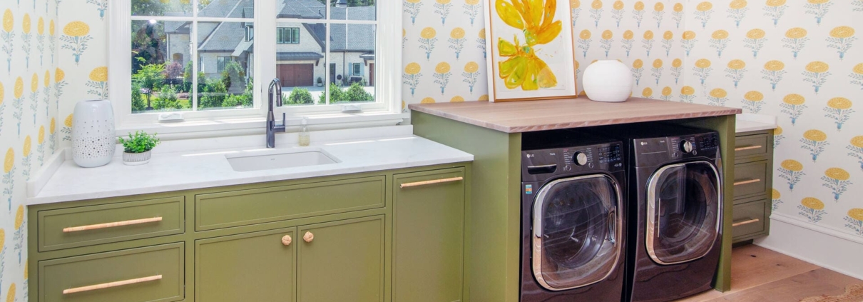 laundry room with flower wallpaper