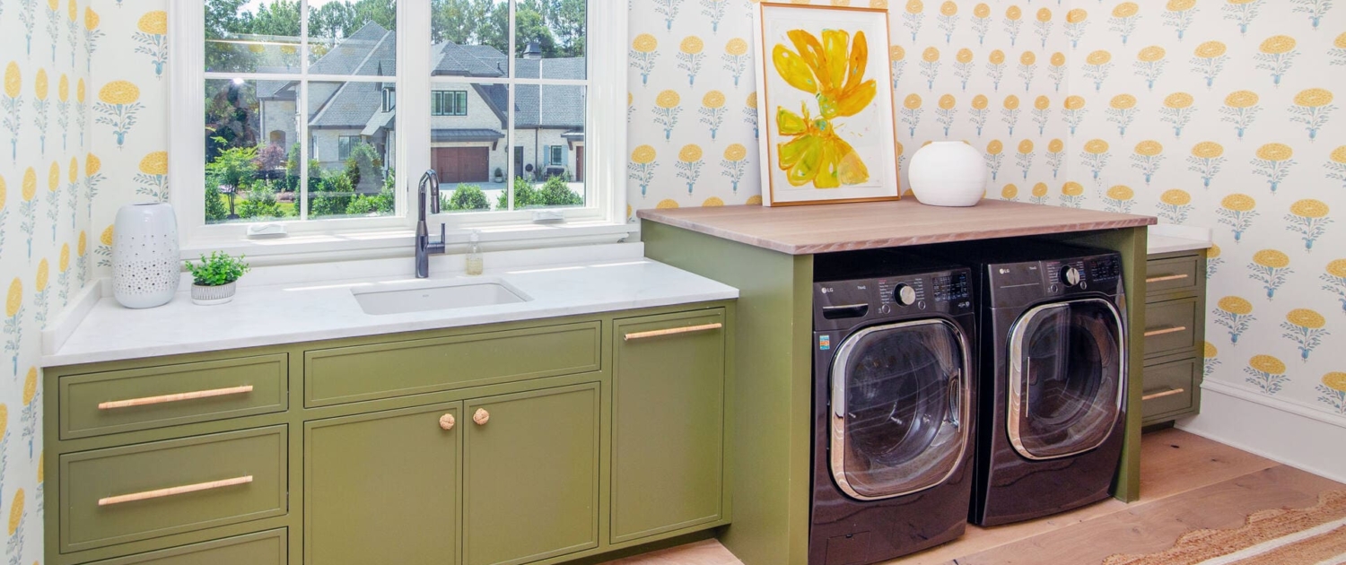 laundry room with flower wallpaper