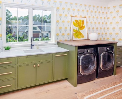 laundry room with flower wallpaper