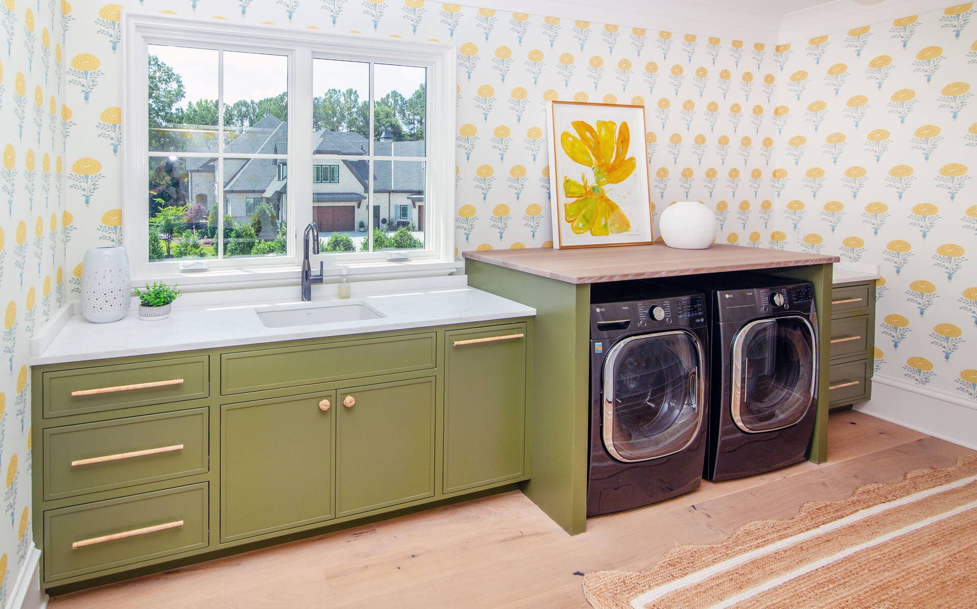laundry room with flower wallpaper