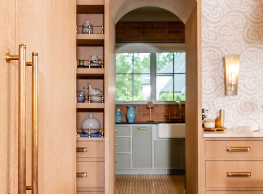 entryway to pantry from kitchen