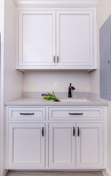 kitchen wet bar with flowers
