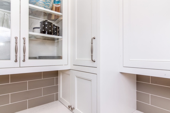 white kitchen glass cabinets