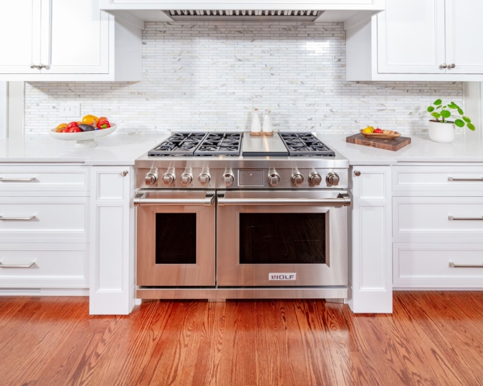 stove with tile backsplash