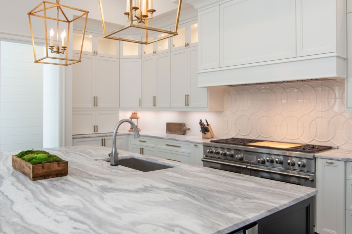 white kitchen with decorative backsplash